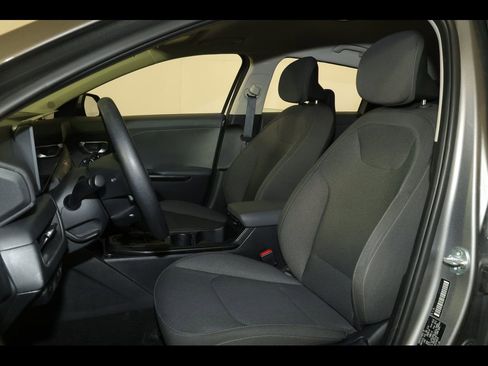 Used 2025 Kia K4 LXS image 19