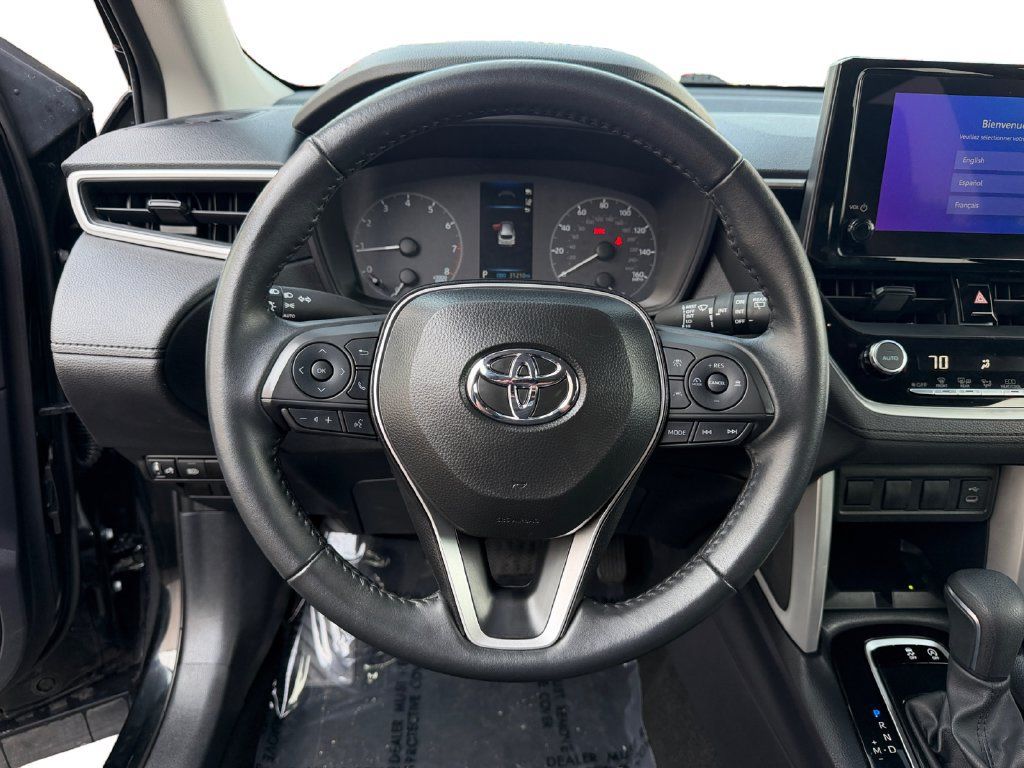 Used 2025 Toyota Corolla Cross LE FWD image 12