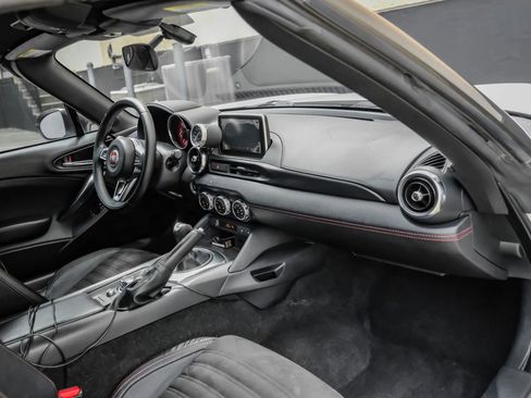 Used 2017 FIAT 124 Spider RWD image 13
