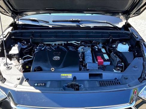 Used 2021 Toyota Highlander XLE FWD image 26