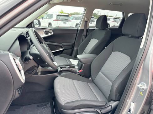 Used 2025 Kia Soul LX w/ LX Technology Package FWD image 13