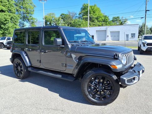 Used 2025 Jeep Wrangler Unlimited Sahara AWD/4WD image 2