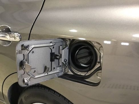 Used 2012 Nissan Versa SV w/ Convenience Pkg image 12