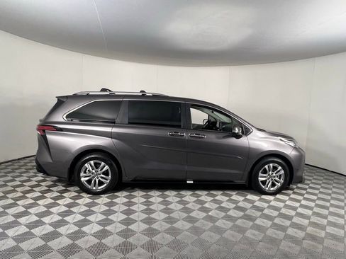 Used 2023 Toyota Sienna Limited image 4