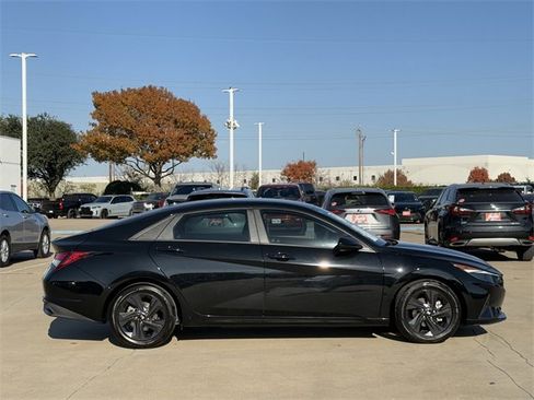 Used 2023 Hyundai Elantra SEL image 3