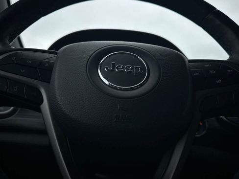 Used 2019 Jeep Grand Cherokee Laredo image 26