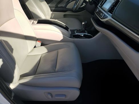Used 2019 Toyota Highlander Limited image 16