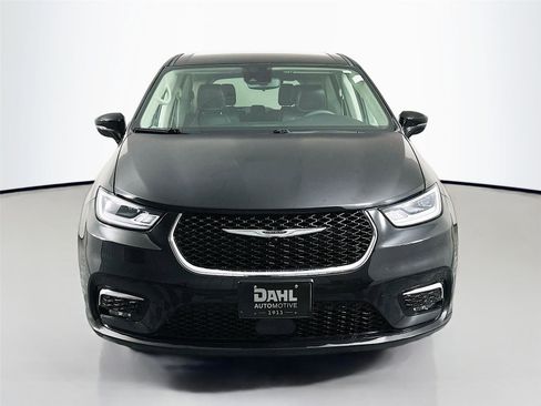 Used 2024 Chrysler Pacifica Touring-L image 3