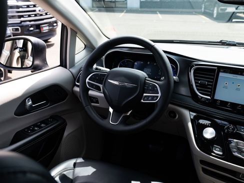 Used 2023 Chrysler Pacifica Touring-L FWD image 9