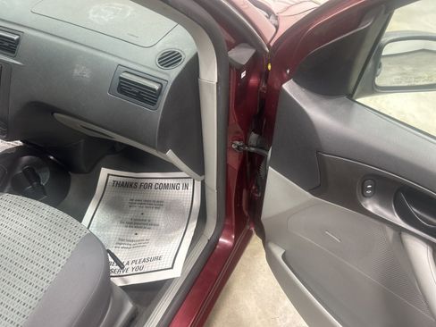 Used 2006 Ford Focus ZX4 image 25