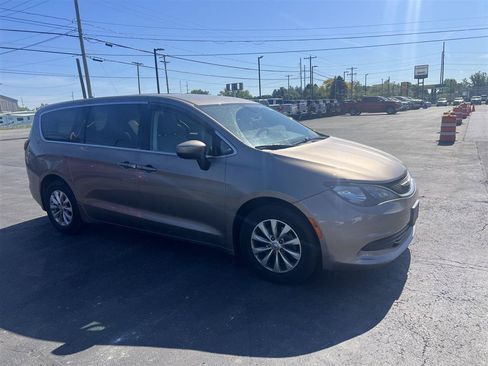 Used 2017 Chrysler Pacifica Touring w/ Tire & Wheel Group FWD image 2