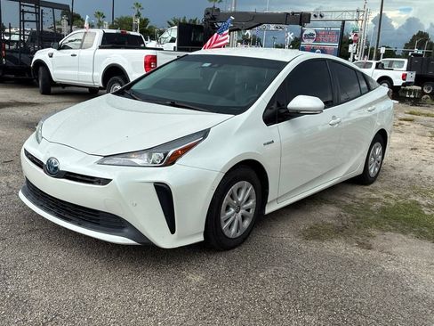Used 2020 Toyota Prius LE FWD image 2