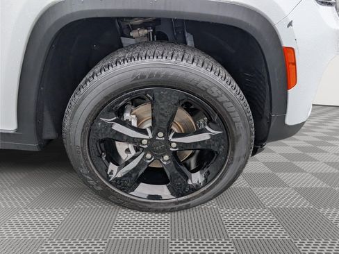 Used 2025 Jeep Grand Cherokee Altitude AWD/4WD image 9