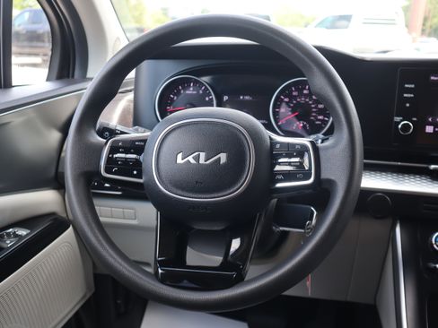 Used 2023 Kia Carnival LX FWD image 15