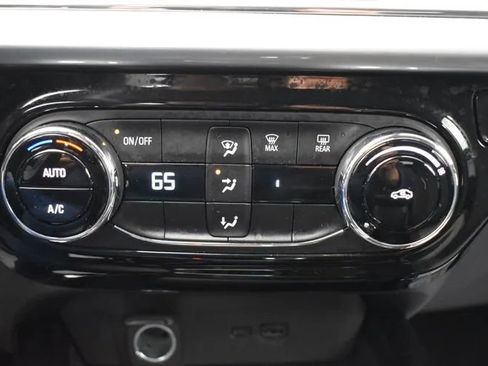 Used 2025 Chevrolet Trax LT FWD image 33