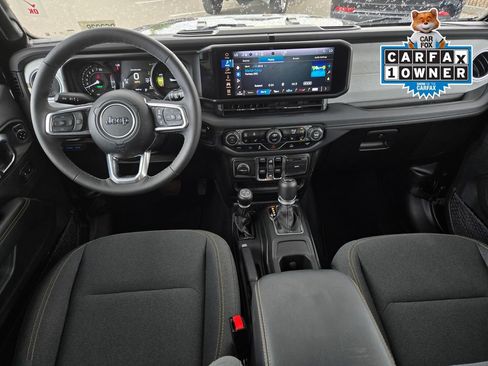 Used 2025 Jeep Wrangler Unlimited Sahara AWD/4WD image 13