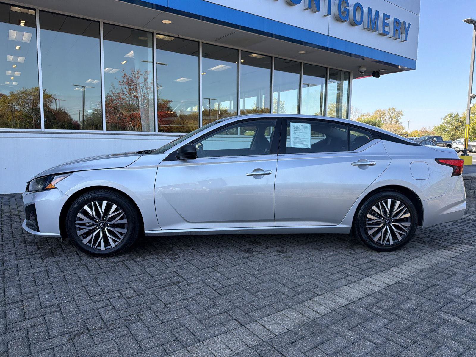 Used 2024 Nissan Altima 2.5 SV FWD image 2