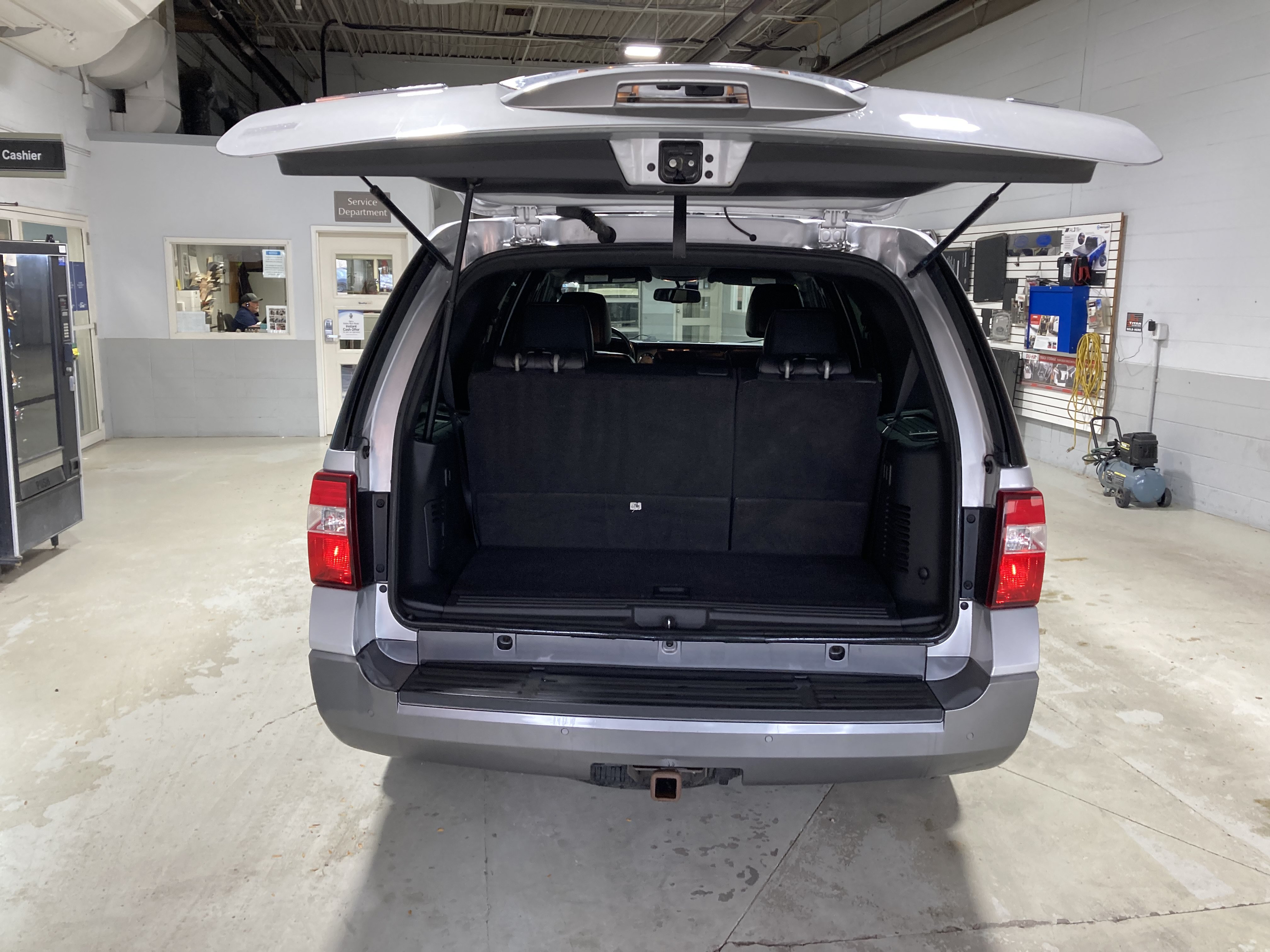 Used 2011 Ford Expedition XLT w/ 202A Rapid Spec Order Code AWD/4WD image 17