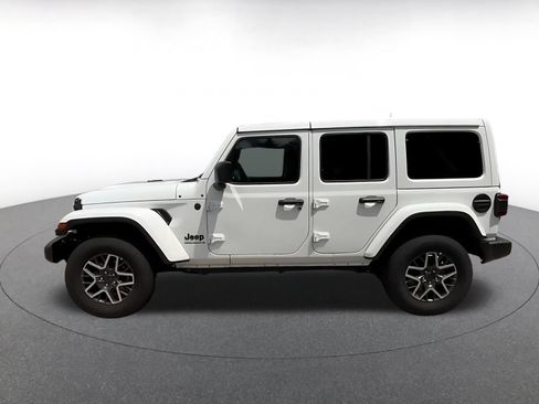 Used 2025 Jeep Wrangler Unlimited Sahara AWD/4WD image 9