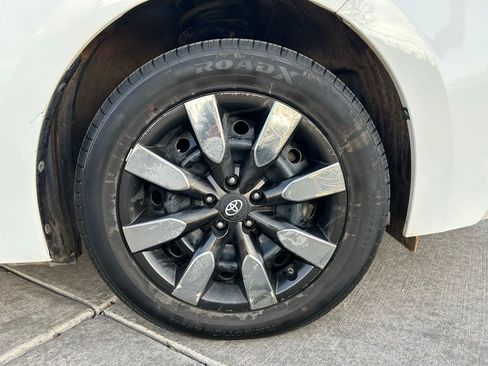 Used 2015 Toyota Corolla LE image 31