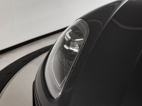 Certified 2025 Porsche Macan image 13