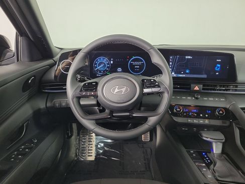 New 2025 Hyundai Elantra SEL image 11