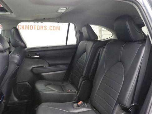 Used 2021 Toyota Highlander XLE AWD/4WD image 16