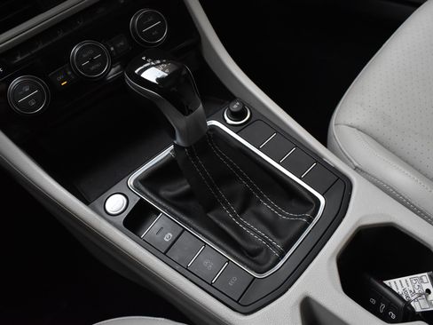 Used 2022 Volkswagen Jetta SE image 37