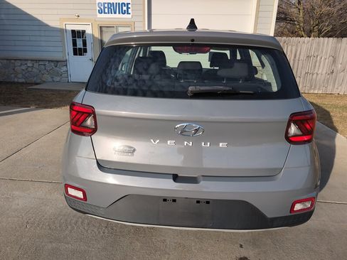 Used 2021 Hyundai Venue SE image 4