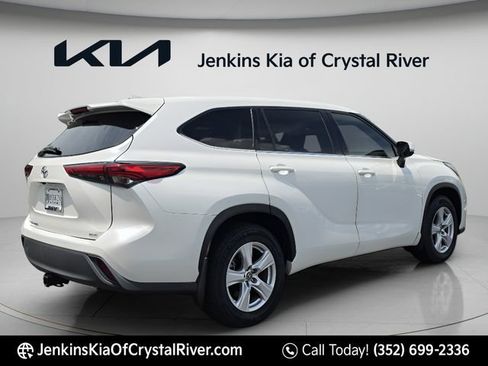 Used 2021 Toyota Highlander L AWD/4WD image 5