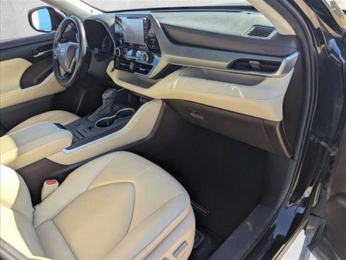 Used 2020 Toyota Highlander XLE image 17