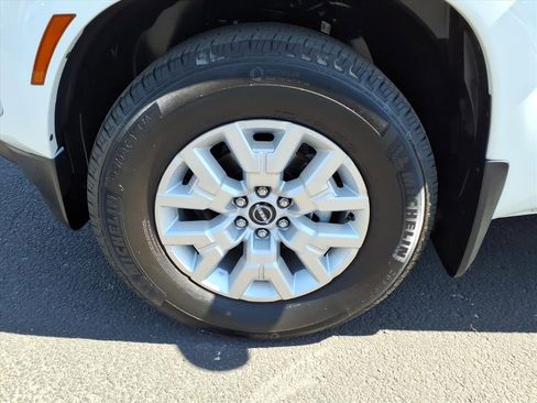 Used 2022 Nissan Frontier SV w/ Technology Package image 9