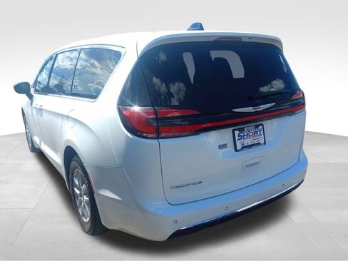 Used 2023 Chrysler Pacifica Touring-L image 7