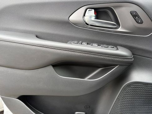 New 2026 Chrysler Pacifica Select FWD image 8