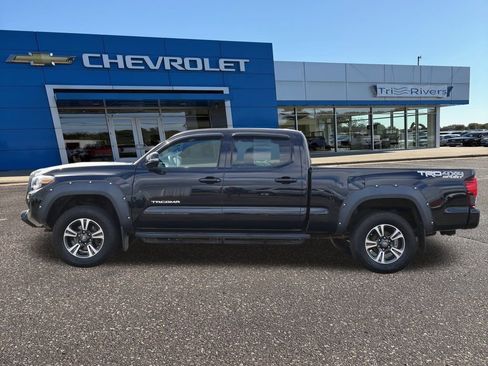 Used 2019 Toyota Tacoma TRD Sport image 2