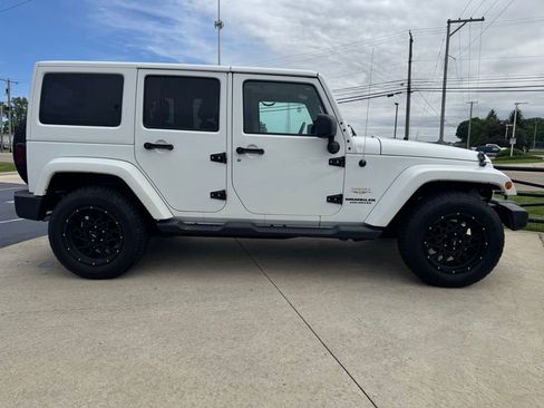 Used 2015 Jeep Wrangler Unlimited Sahara w/ Connectivity Group AWD/4WD image 8