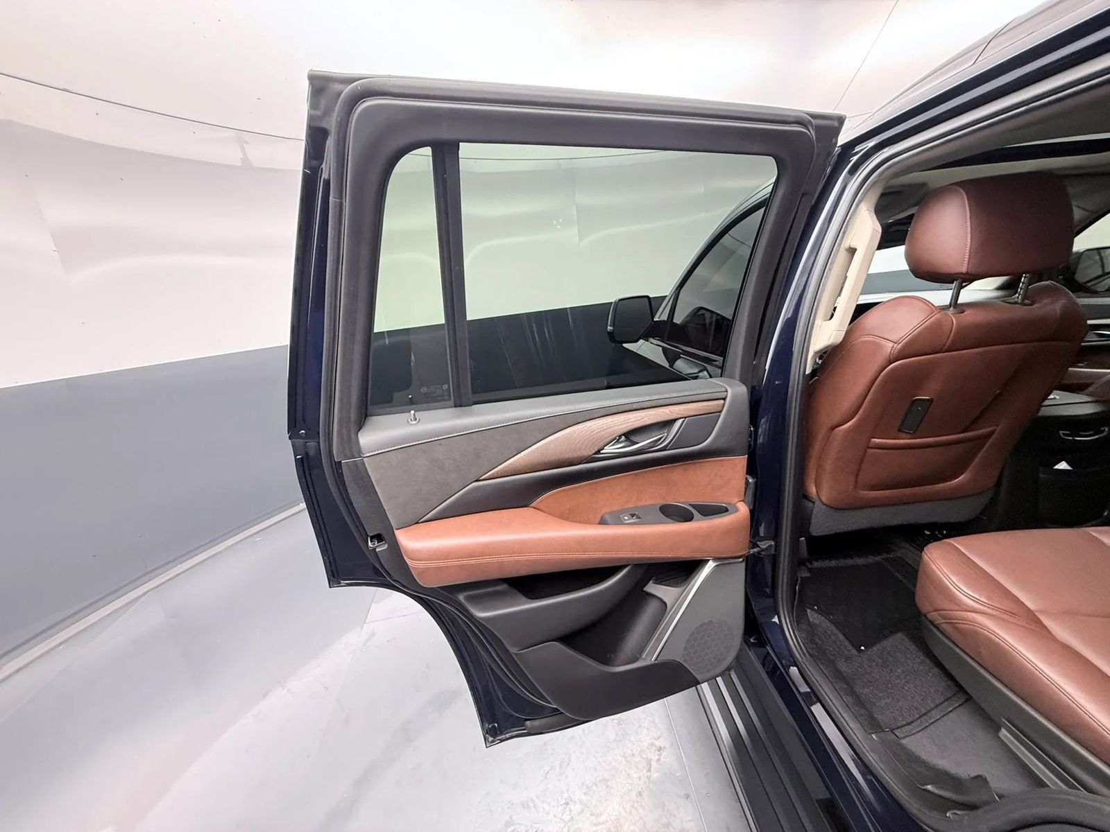 Used 2018 Cadillac Escalade Premium Luxury AWD/4WD image 27