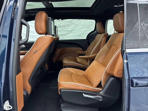 Certified 2025 Chrysler Pacifica Pinnacle w/ Trailer Tow Group AWD/4WD image 14