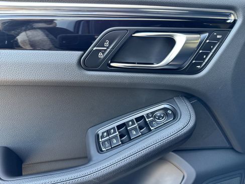 Certified 2025 Porsche Macan image 12