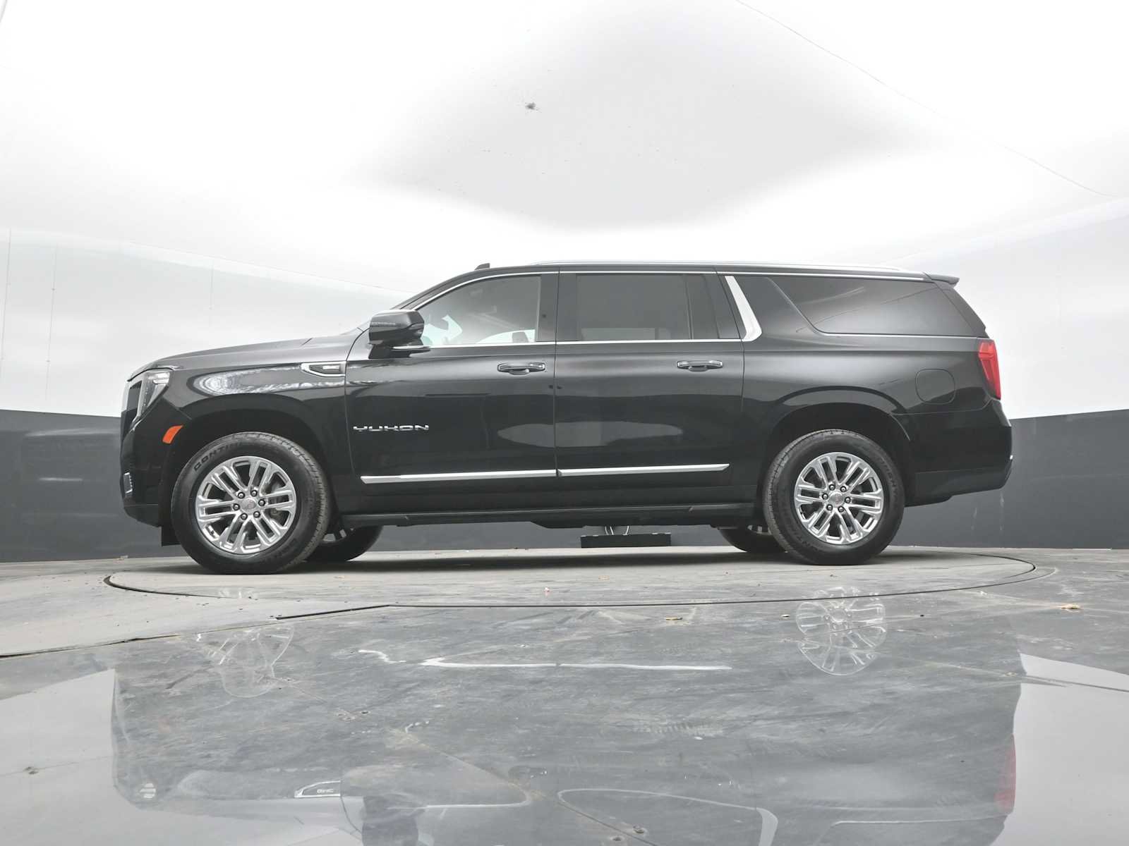 Used 2024 GMC Yukon XL SLT w/ SLT Luxury Package AWD/4WD image 40