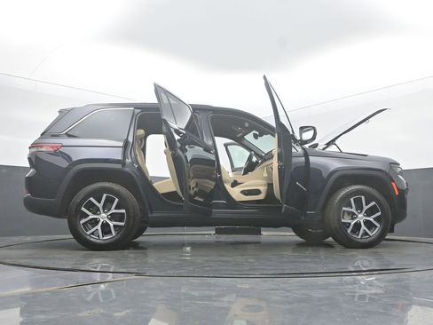 Used 2024 Jeep Grand Cherokee Limited AWD/4WD image 59