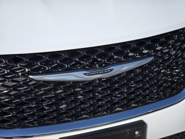 Certified 2023 Chrysler Pacifica Touring-L FWD image 11