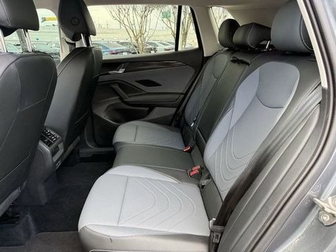 Used 2025 Volkswagen Tiguan SE FWD image 22