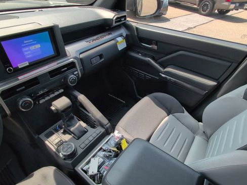 Certified 2026 Toyota Tacoma TRD Off-Road AWD/4WD image 23