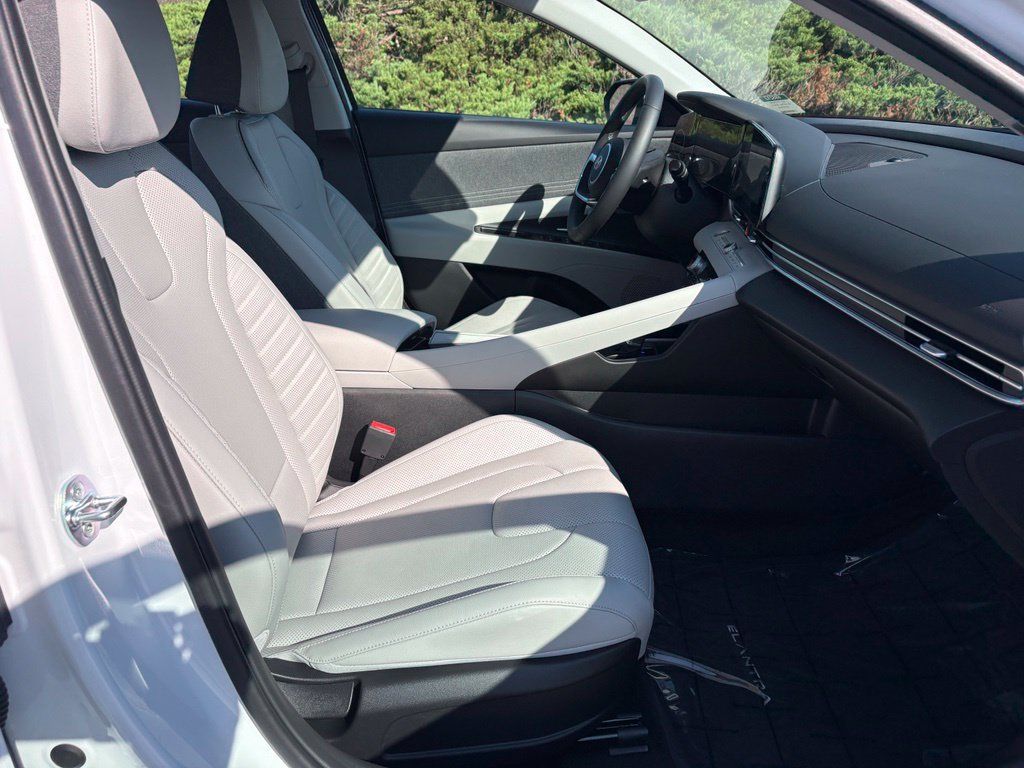 Used 2025 Hyundai Elantra Limited FWD image 21