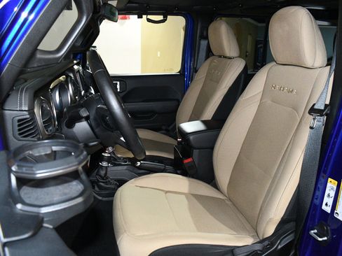 Used 2018 Jeep Wrangler Unlimited Sahara AWD/4WD image 7