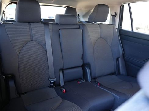 Used 2024 Toyota Highlander LE image 20