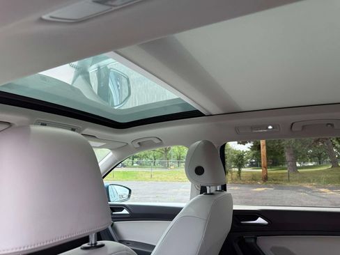 Used 2019 Volkswagen Tiguan SE AWD/4WD image 14