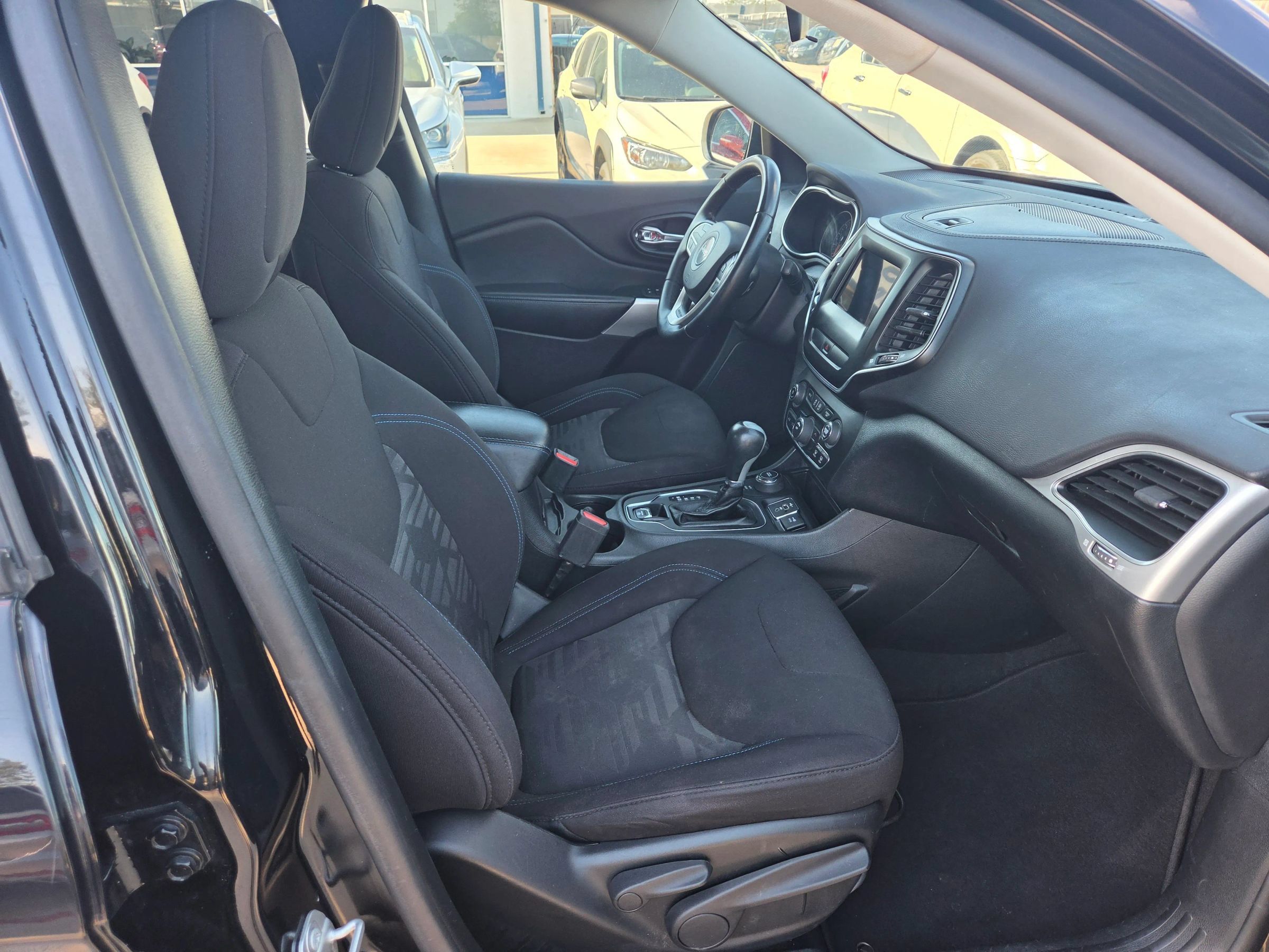 Used 2020 Jeep Cherokee Latitude AWD/4WD image 16