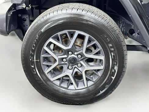 Used 2026 Jeep Wrangler Unlimited Sahara AWD/4WD image 30